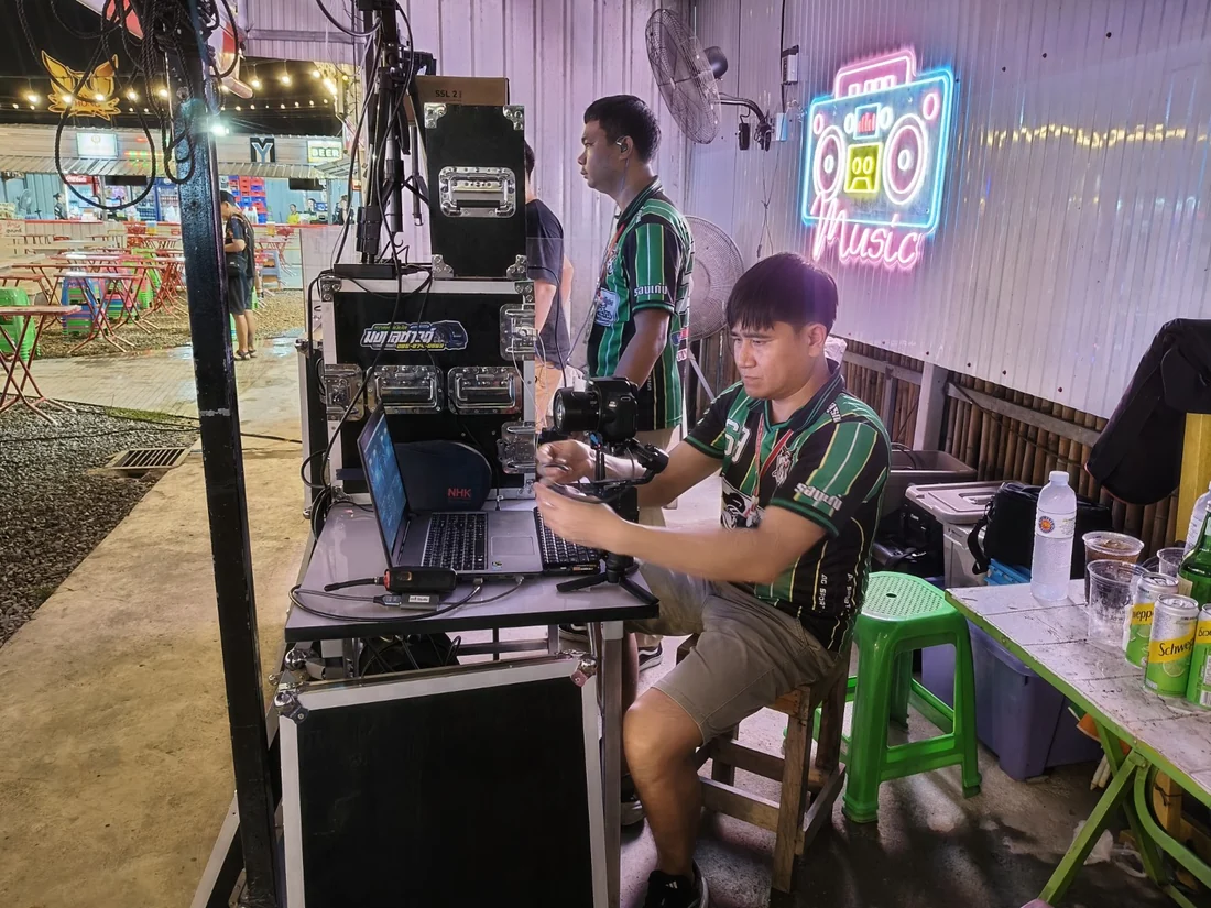 ทีมงานอยู่กับอุปกรณ์ถ่ายทอดสด